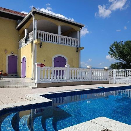 V & V Villa Lalince Bagian luar foto
