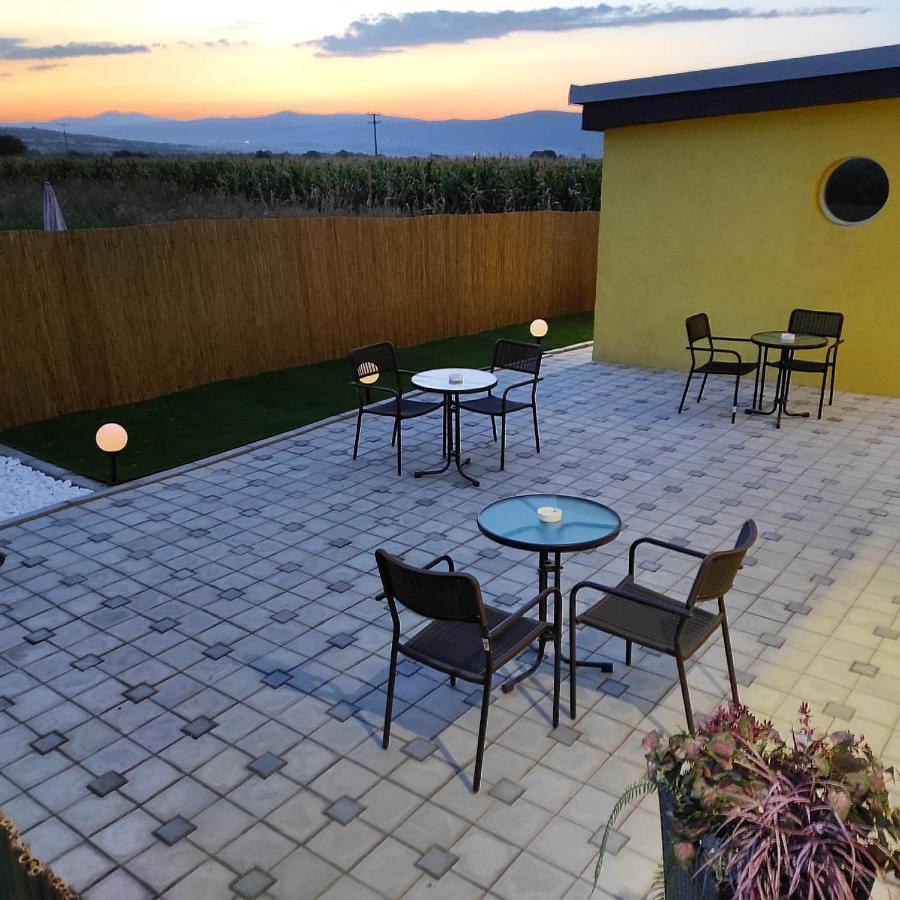 V & V Villa Lalince Bagian luar foto