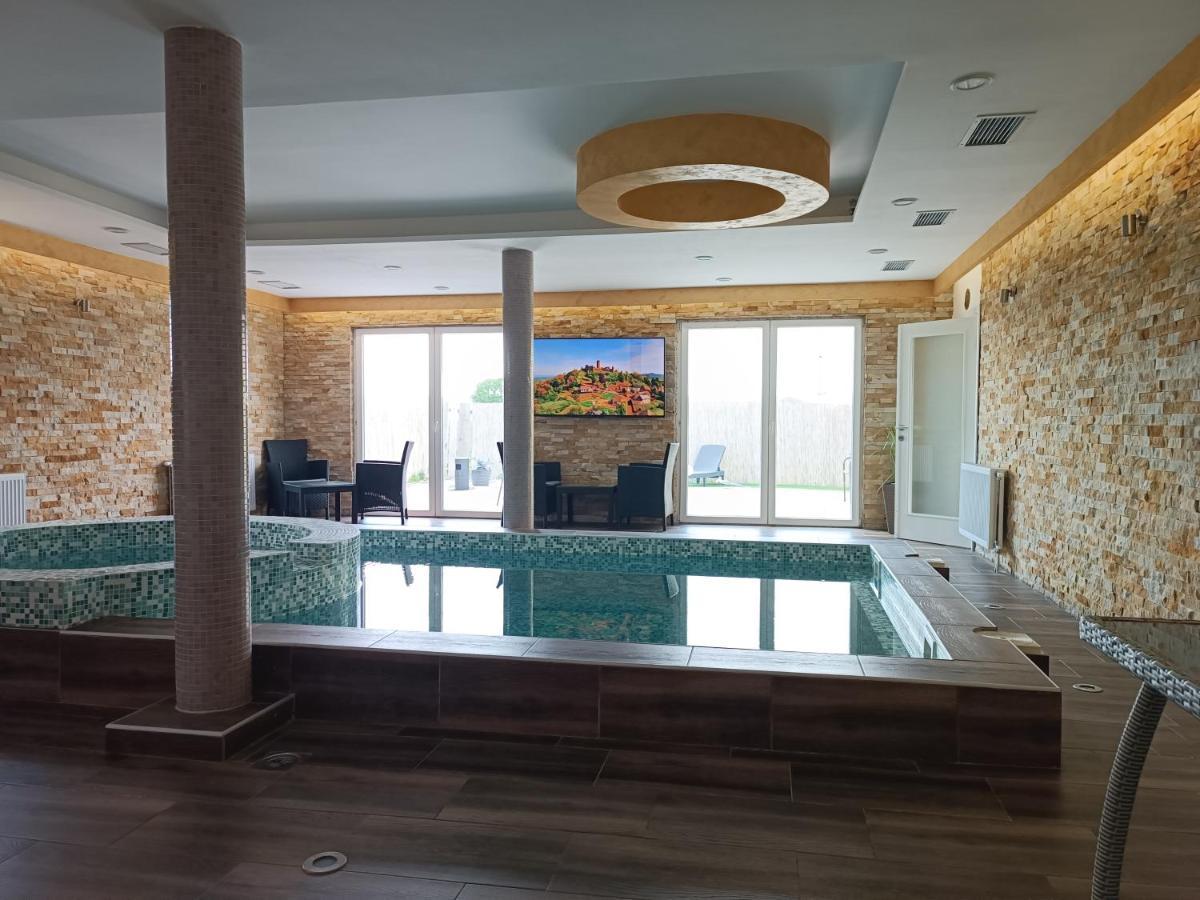 V & V Villa Lalince Bagian luar foto