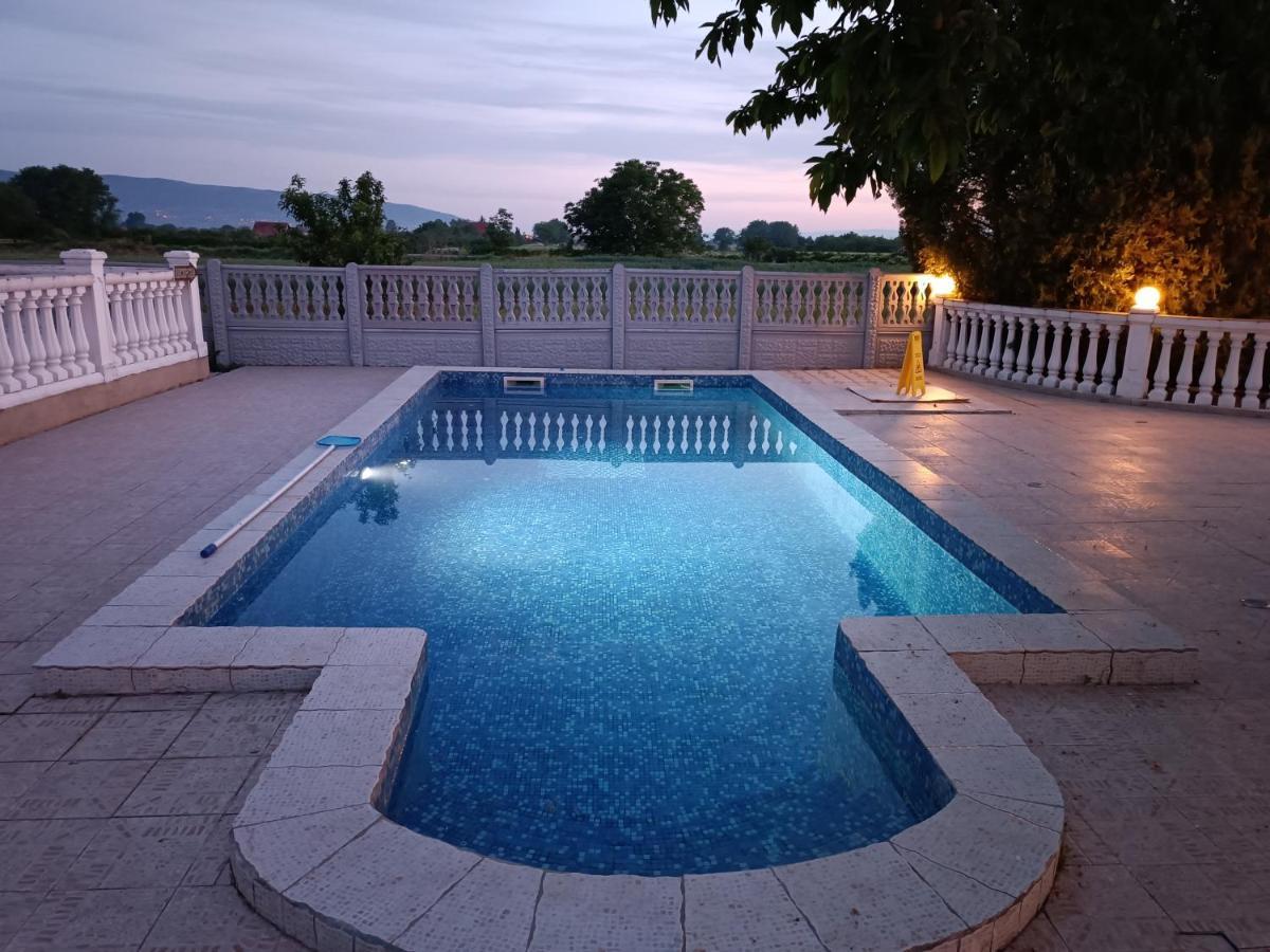 V & V Villa Lalince Bagian luar foto