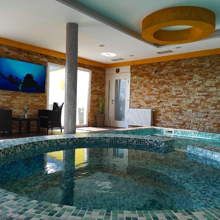 V & V Villa Lalince Bagian luar foto