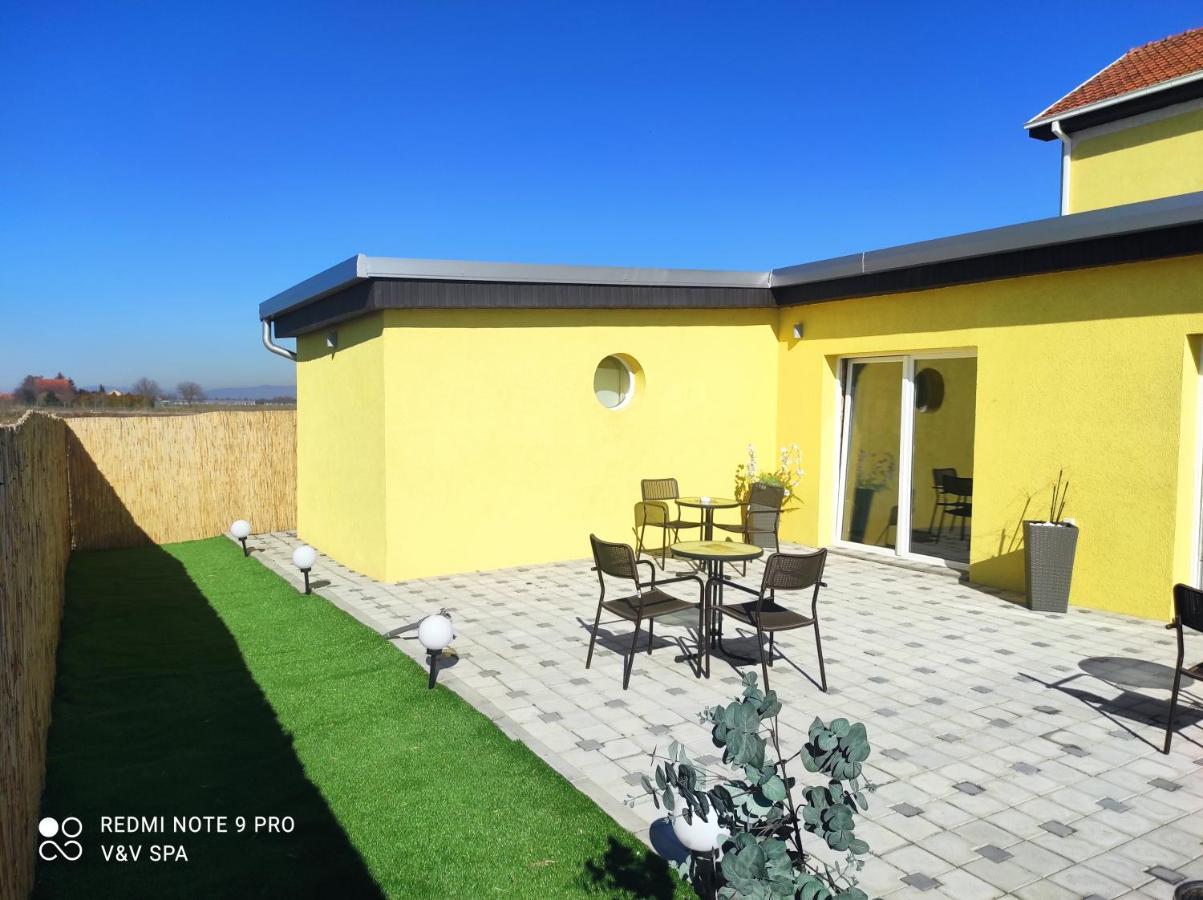 V & V Villa Lalince Bagian luar foto