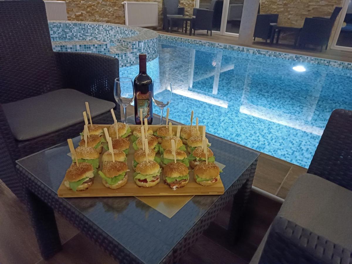 V & V Villa Lalince Bagian luar foto