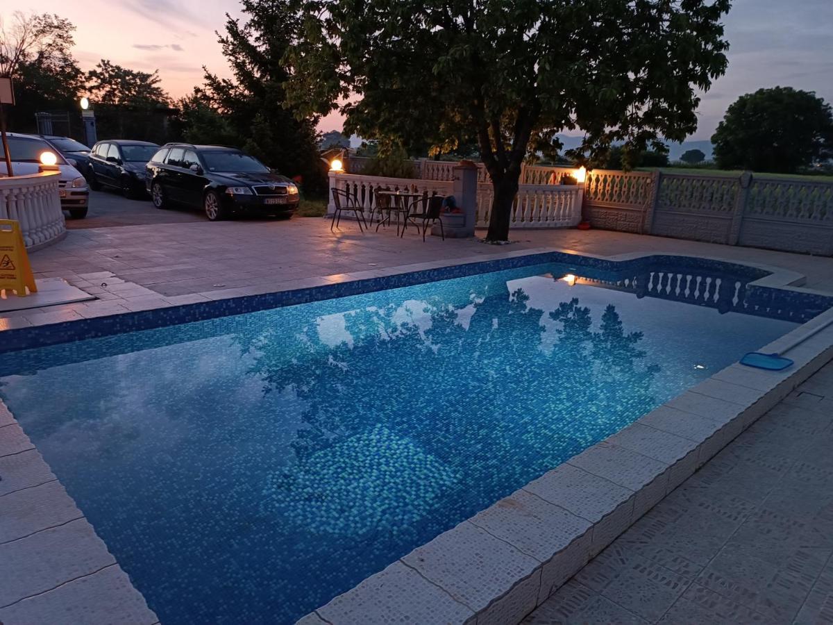 V & V Villa Lalince Bagian luar foto