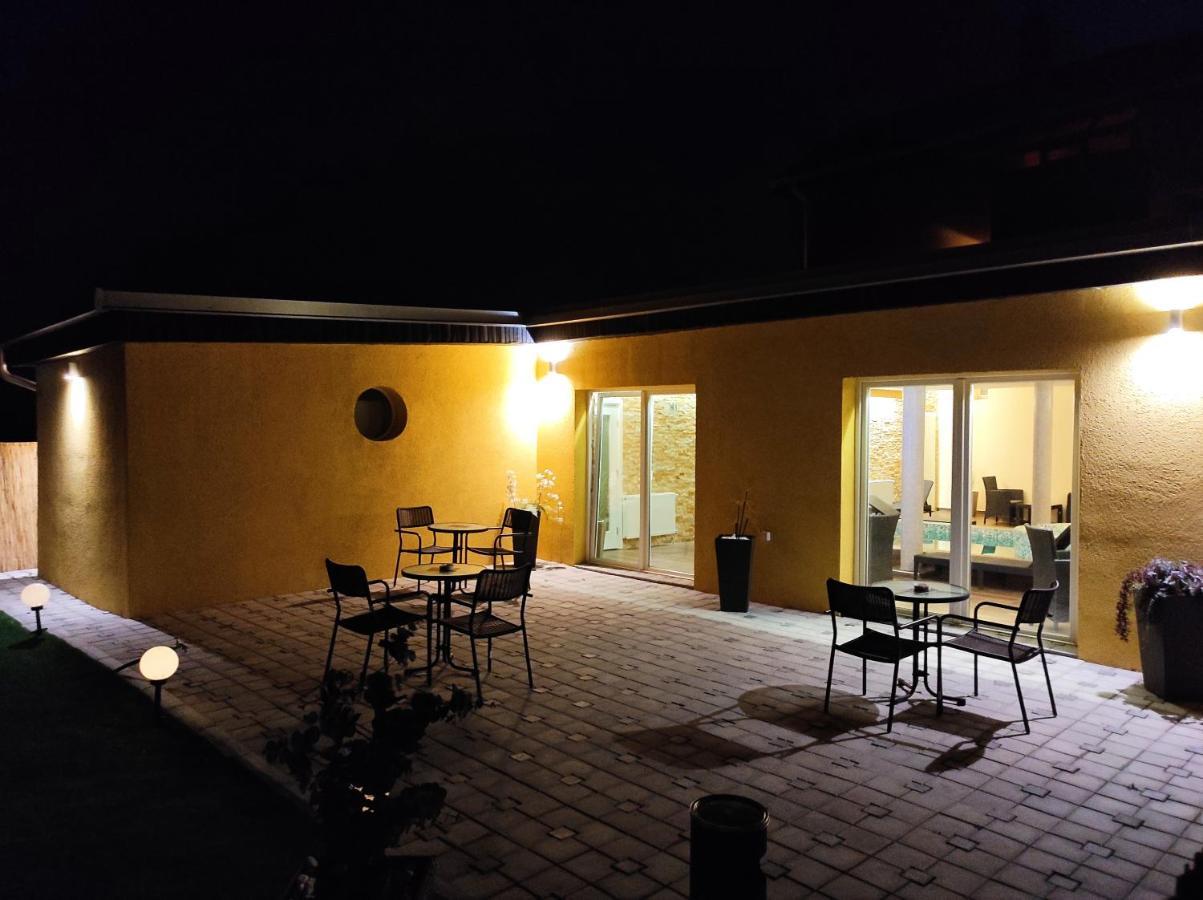 V & V Villa Lalince Bagian luar foto