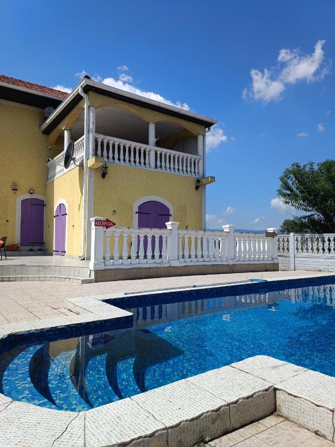 V & V Villa Lalince Bagian luar foto